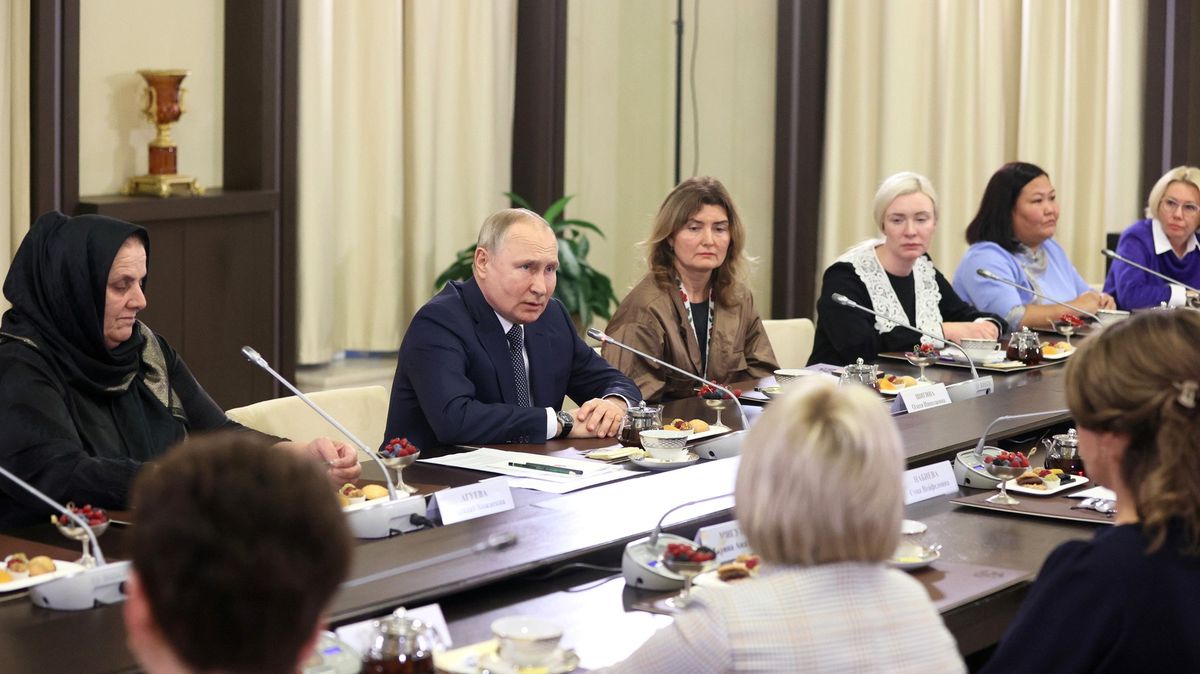 Invaze nelituji. Putin se setkal s matkami vojáků, které poslal na smrt